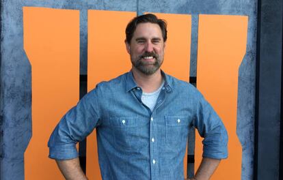 Dan Bunting, junto al logo de 'Black Ops 4', en Los Ángeles.