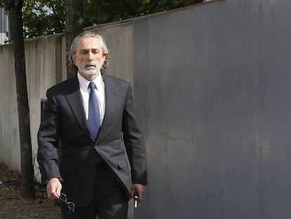 Francisco Correa camina hacia la sala del jucio de la trama Gurtel.                                  