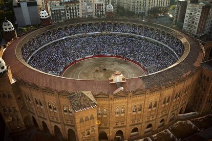 La plaza de toros la Monumental de Barcelona ha cubierto todas sus plazas para su último festejo, que se celebra esta tarde.