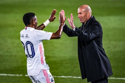 Vinicius celebra con Zidane su segundo gol, el tercero del Madrid, este martes ante el Liverpool en el Alfredo di Stéfano.