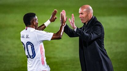 Vinicius celebra con Zidane su segundo gol, el tercero del Madrid, este martes ante el Liverpool en el Alfredo di Stéfano.
