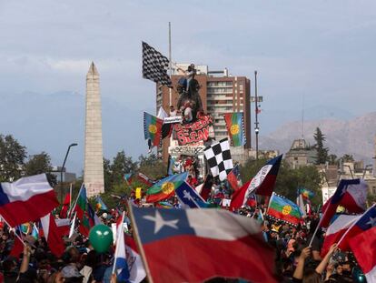 Milhares de manifestantes foram às ruas em Santiago do Chile nos últimos dias.