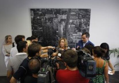Concepción Dancausa atiende a los medios durante su suplencia a Gallardón por vacaciones de verano en 2010.