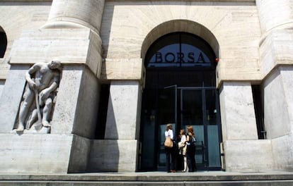 Dos mujeres en la puerta de la Bolsa de Milán, Italia.