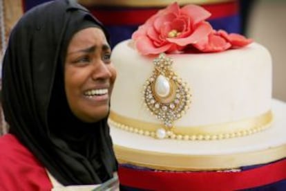 Nadiya Hussain, ganadora de la sexta edición, con una de sus obras.