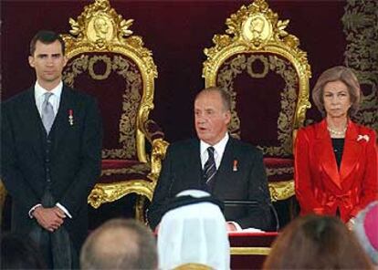 Los Reyes, acompañados del príncipe de Asturias, durante la recepción que han ofrecido al cuerpo diplomático.