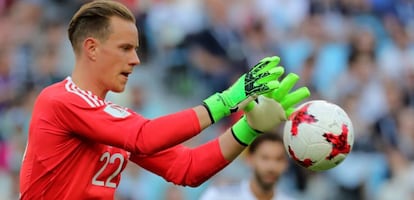 Ter Stegen atrapa un bal&oacute;n durante el partido con Camer&uacute;n.