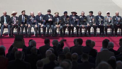 Veteranos de la Segunda Guerra Mundial, sentados en frente de los mandatarios de todo el mundo que han asistido al acto central de conmemoraci&oacute;n del desembarco de Normand&iacute;a en Ouistreham, Francia. 