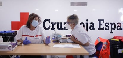 Dos sanitarias de Cruz Roja charlan durante la realización de test rápidos de detección a profesores.