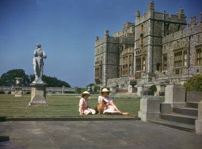 Las princesas Isabel y Margarita tomando el sol frente al castillo de Windsor, el 8 de julio de 1941.