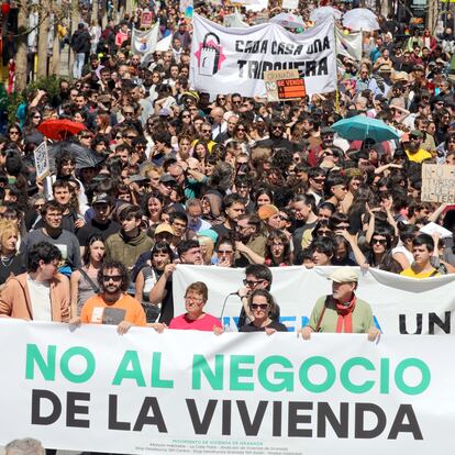 GRANADA, 05/04/2025.- El movimiento por la vivienda de Granada convoca junto a distintas asociaciones una manifestación por el derecho a la vivienda que transcurre por las céntricas calles de la ciudad. EFE/Pepe Torres
