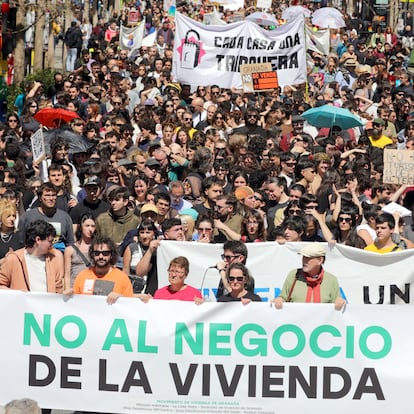 GRANADA, 05/04/2025.- El movimiento por la vivienda de Granada convoca junto a distintas asociaciones una manifestación por el derecho a la vivienda que transcurre por las céntricas calles de la ciudad. EFE/Pepe Torres