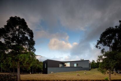 Una casa unifamiliar proyectada por el estudio SAMI Arquitectos en la isla do Pico, en los Azores. Comentario del jurado: "Una magnífica comprensión del lugar, de las materias y de los sistemas constructivos. Una tipología reinventada que mira el paisaje a partir de su centro, espacios comunes, un mirar diferenciado para cada cuadrante, un mirar diseñado con rigor entre lo que se construye y el paisaje".