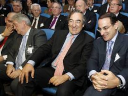 El presidente de la patronal CEOE, Juan Rosell (2d), junto al recién elegido presidente de la Confederación de Empresarios de Andalucía (CEA), Javier González de Lara (d), tras las votaciones celebradas en la asamblea electoral en Sevilla, en la que ha obtenido un respaldo del 93 por ciento, con 234 votos a favor de los 251 emitidos, 15 en blanco y dos nulos.
