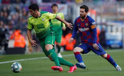 José Ángel controla el balón ante Messi.