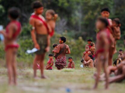 Mães Yanomami com suas crianças em Surucucu, Roraima, em julho de 2020.