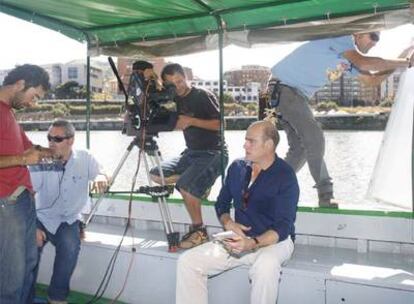 Aitor Mazo, ayer, prepara una escena en Zorrozaurre rodeado de su equipo.