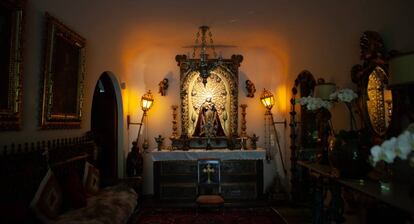 La capilla en la entrada de la casa de Araújo.