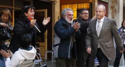 El juez José Castro (derecha), aclamado por los viandantes.