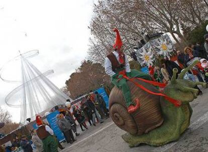 Un duende saluda a los primeros visitantes del <i>Árbol de los Deseos</i> del Retiro.