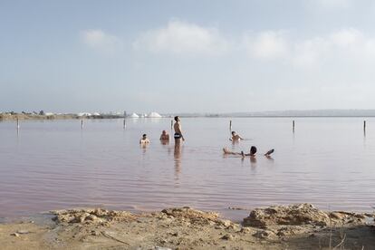 Turistas en el Parque Natural Lagunas de la Mata.