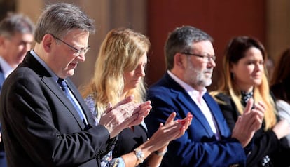 El president de la Generalitat valenciana, Ximo Puig (i), durante el minuto de silencio en repulsa por la violecia machista tras el asesinato machista de una mujer a manos de su expareja en la localidad alicantina de Elda.  