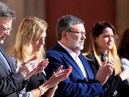 El president de la Generalitat valenciana, Ximo Puig (i), durante el minuto de silencio en repulsa por la violecia machista tras el asesinato machista de una mujer a manos de su expareja en la localidad alicantina de Elda.  