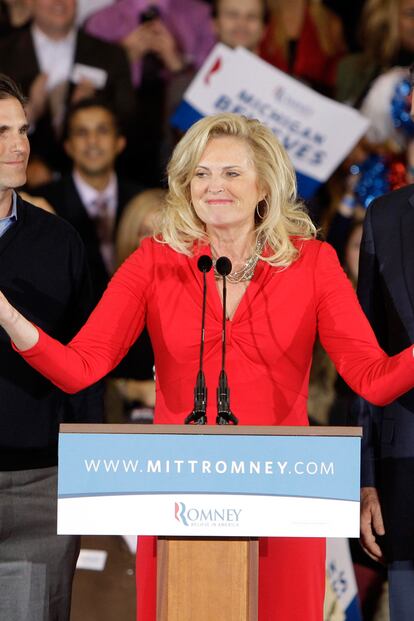 No es habitual ver a Ann con prendas tan llamativas y con cortes tan ajustados como este vestido rojo fuego.