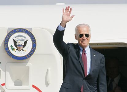 El vicepresidente de Estados Unidos, Joe Biden, saluda a su llegada al aeropuerto internacional de Boryspil en las afueras de Kiev, el 21 de abril de 2014.