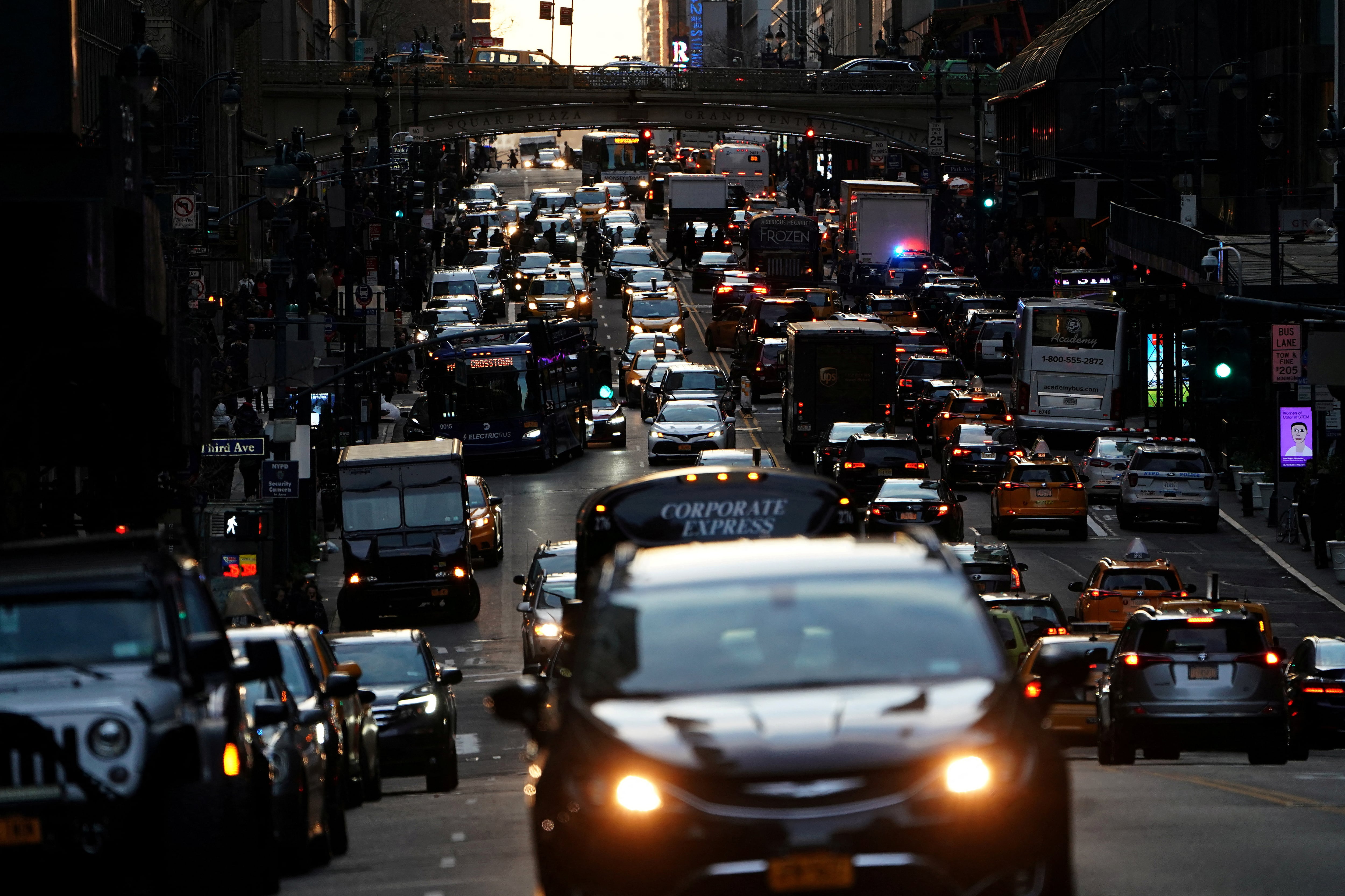 Tráfico denso en la calle 42 de Manhattan, incluida en el plan de peaje, en una imagen de 2019.