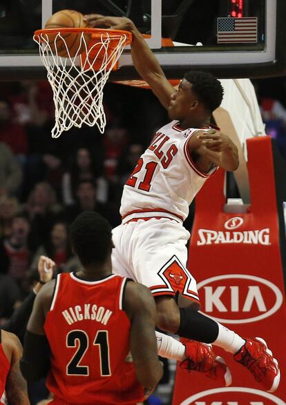 Butler, de los Bulls, machaca ante Hickson, de los Blazers.