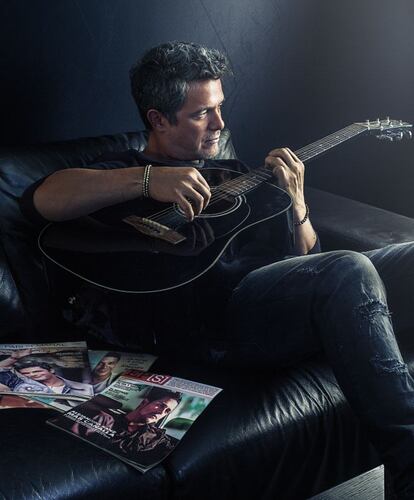 <p><b>Alejandro Sanz</b></p><p> En 1998, en plena gira de 'Más' (1997) y ocho años después de publicar su primer disco, Alejandro Sanz (Madrid, 1968) protagonizó su primera portada –de cuatro– en esta revista. “Es una de mis favoritas”. Tenía legiones de fans y debía alojarse en hoteles de las afueras para evitarlas, pero todavía no se había independizado. Se preocupaba por los negocios de sus padres. En los 10 años siguientes, el ascenso fue de vértigo. Dio el salto al mercado internacional; se mudó a Miami –epicentro mundial de la música latina–, donde había grabado 'El alma al aire' (2000), y se volvió más pausado en sus declaraciones públicas. “Estaba harto de sonreír todo el día”, declaró en 2003, “era como una mueca”. Hoy, con más de 23 millones de discos vendidos y 12 millones de seguidores en Twitter, reflexiona: “Mi carrera es un todo, pero sí hubo un momento en el que me di cuenta de que ser artista no significaba renunciar a ser músico. Hoy, artísticamente hablando, no tengo ningún pudor. Soy el responsable de lo que suena, y eso me sienta bien”. Desde que comenzó, a finales de los ochenta, el mundillo ha variado mucho a su alrededor. “Me preocupa cómo ha cambiado la forma de escuchar la música. Las canciones antes eran la primera sonrisa de la mañana o el psiquiatra de finales de verano. Ahora son el yogur de media tarde. La piratería me cansó; detrás hay gente sin escrúpulos que hizo daño a muchos trabajadores”, afirma. “Se manipuló la opinión pública por parte de algunos grupos empresariales, y ciertos políticos usaron el tema para beneficiarse, lo que dio paso a un estado de resignación irónica”. No arremete contra Internet, “es una revolución tan importante como la industrial”. Pero cree que es una herramienta que se debe utilizar con cuidado. “Detrás del aire de libertad que las grandes marcas tecnológicas nos prometen existen intereses que utilizan una nueva forma de burlar las reglas más elementales del comercio”.</p>