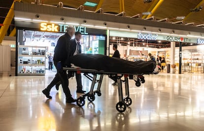 Traslado del cadáver del hombre sin hogar fallecido en el aeropuerto de Barajas este jueves en la Terminal 4.