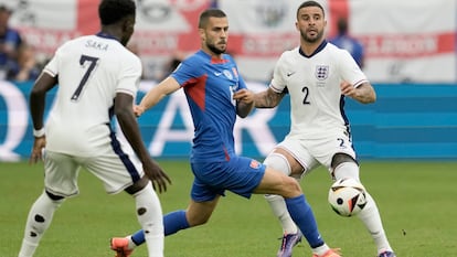 Slovakia's David Hancko vies for the ball with England's Kyle Walker, right, during a round of sixteen match between England and Slovakia at the Euro 2024 soccer tournament in Gelsenkirchen, Germany, Sunday, June 30, 2024. (AP Photo/Thanassis Stavrakis)