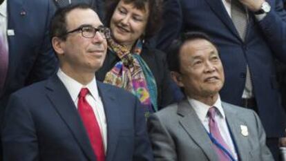 El secretario del Tesoro de EEUU, Steve Mnuchin, junto al ministro de Finanzas japonés, este sábado, poco antes del Comité Financiero y Monetario del FMI. 
 
 
 