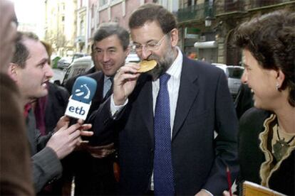 Mariano Rajoy, junto a Angel Acebes y María San Gil, hoy en San Sebastián.