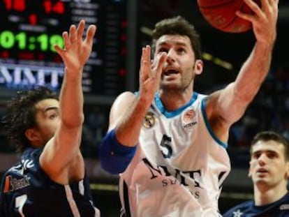 Rudy entra a canasta ante Vujacic.