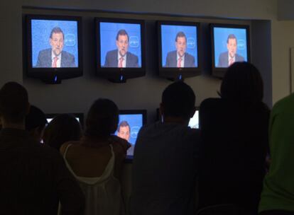Un grupo de periodistas sigue por varias pantallas la intervención de Rajoy, ayer, durante las Jornadas Presupuestarias del PP.