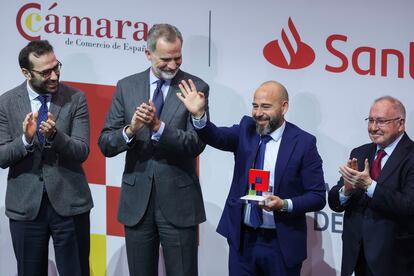 El ministro de Economía, Carlos Cuerpo (i), el rey Felipe VI y el presidente de la Cámara de Comercio, José Luis Bonet (d), junto al ganador del galardón, el CEO de Meltio, Ángel Llavero (2d), durante el acto de entrega de la VII Edición del Premio Nacional Pyme del Año'.