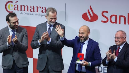 El ministro de Economía, Carlos Cuerpo (i), el rey Felipe VI y el presidente de la Cámara de Comercio, José Luis Bonet (d), junto al ganador del galardón, el CEO de Meltio, Ángel Llavero (2d), durante el acto de entrega de la VII Edición del Premio Nacional Pyme del Año'.