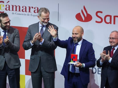 El ministro de Economía, Carlos Cuerpo (i), el rey Felipe VI y el presidente de la Cámara de Comercio, José Luis Bonet (d), junto al ganador del galardón, el CEO de Meltio, Ángel Llavero (2d), durante el acto de entrega de la VII Edición del Premio Nacional Pyme del Año'.