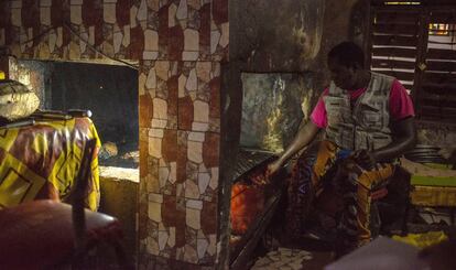 Sidi Sow prepara cordero a la brasa en la 'dibitierie' Chez Mamadou del barrio de Guet Ndar, en Saint Louis