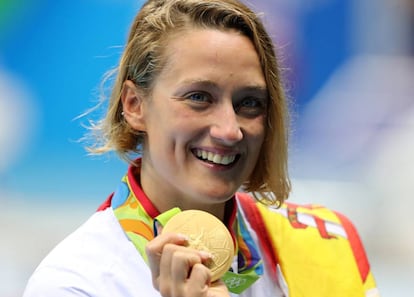 Mireia Belmonte, con la medalla de oro.