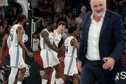 Los jugadores del Real Madrid celebran una canasta durante el segundo partido del playoff de cuartos de final ante Baskonia.