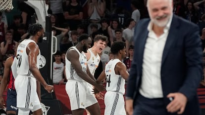 Los jugadores del Real Madrid celebran una canasta durante el segundo partido del playoff de cuartos de final ante Baskonia.