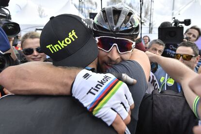 Peter Sagan se abraza con uno de los miembros de Tinkoff después de cruzara la línea de meta. 