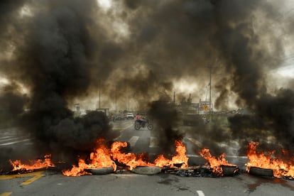 Bajo la consigna 'fuera, Lasso, fuera' unos 14.000 indígenas protestan en distintos puntos del país para exigir medidas como reducir el precio de los combustibles, una moratoria de los créditos con la banca privada y subsidiar los productos agrícolas. En la imagen, una barricada hecha de neumáticos en llamas detuvo el tráfico en una carretera a Guayaquil, en Limonal, el martes 22 de junio.