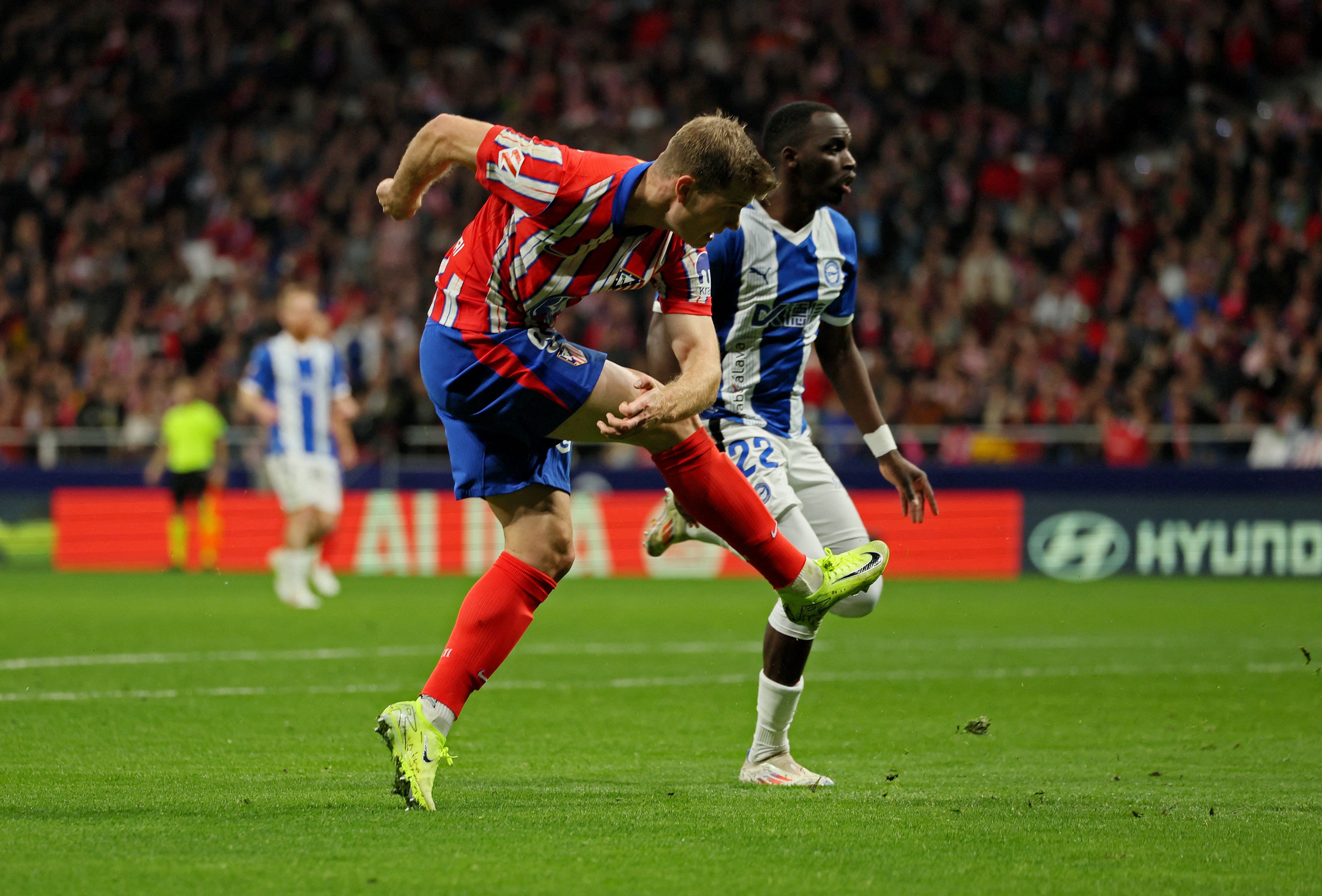 De Paul y Sorloth arreglan otro gris partido del Atlético