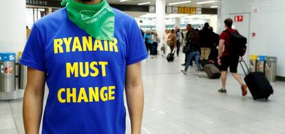 Un manifestante en el aeropuerto internacional Zaventem, cerca de Bruselas, durante una huelga de trabajadores de Ryanair.