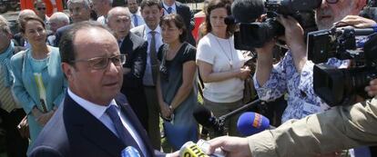 El presidente de Francia, François Hollande, se dirige a los periodistas en Lyon.